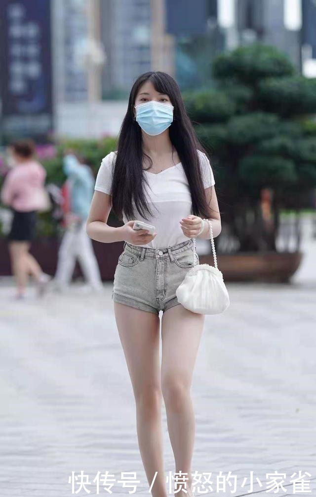 短裤装和裙装是夏季的主旋律,它穿出清凉,优雅的美