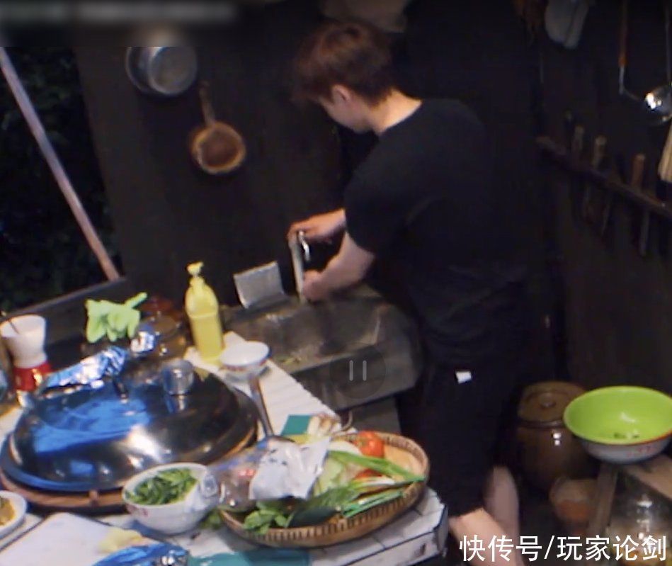 家人们|彭昱畅炒菜时肉掉在了地上，张艺兴举动成亮点，再也不说他奢侈了
