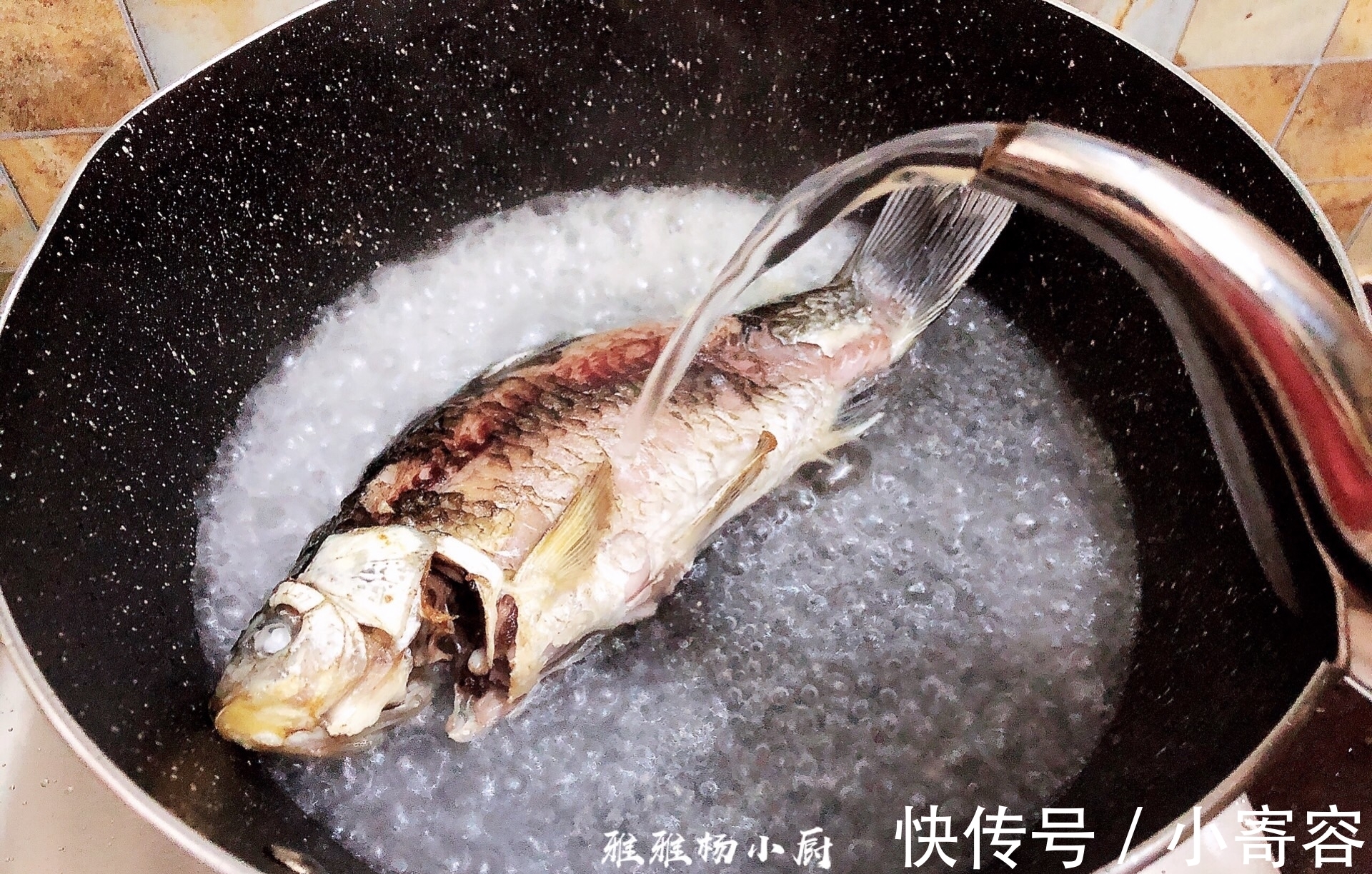 生滚汤|炖鲫鱼汤,别只加水炖,多加一个它,鱼汤奶白,好喝无腥味