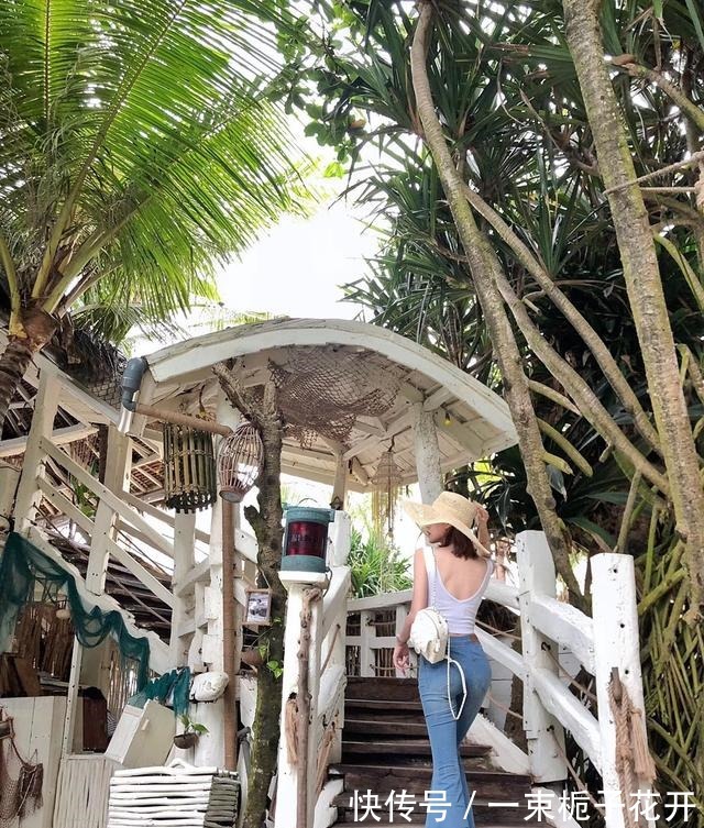 白背心 谁说“喇叭裤”没人穿搭配初恋白背心,显瘦又显高,复古还性感