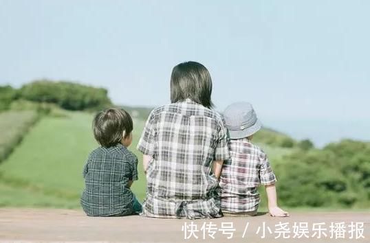 妈妈|3个女儿从小和爸爸睡,妈妈偶然拍下一组照片,决定马上分床睡