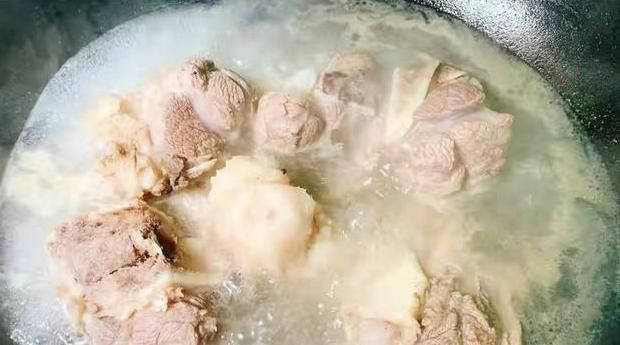 血水|炖骨头汤，别直接加水炖，记得多加这3步，防止钙流失