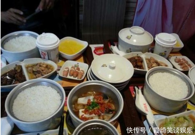 为啥农村人招待客人喜欢在家里炒菜,城里人招待客人喜欢下馆子?