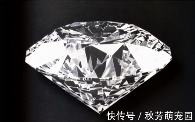 光影@日本妹子把白纸刻成玻璃杯,连水珠都能看见,裸眼3D还能这么玩?