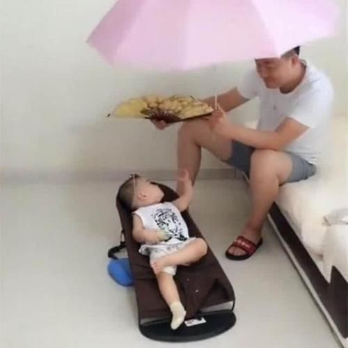 小周|妈妈出门逛街,爸爸在家独自看娃,回到家后的一幕让宝妈笑喷