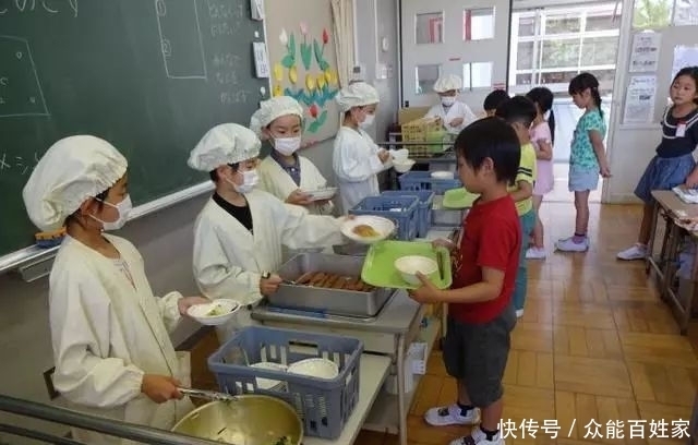 日本学校午餐为何要让校长先吃，网友：这是真正的日本食育文化