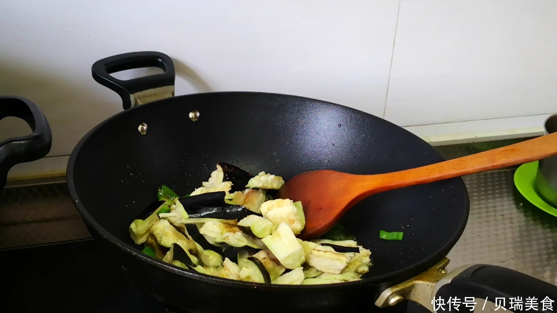 味道|鲶鱼好吃有诀窍，做好关键2步，鲶鱼土腥味全无，味道特别鲜美
