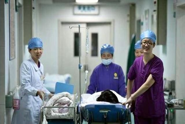 孩子|孕妈进入产房生孩子,5样东西必须带全,其他可以不带,可别嫌多