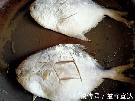 吃法|炖鱼时，别只放料酒，多加“2种料”，鱼肉鲜嫩入味，腥味全无