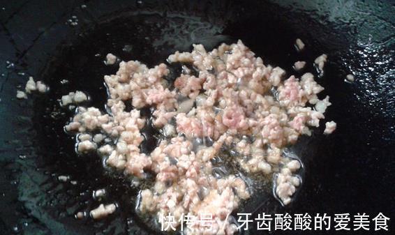 朋友们|炒茄子时，最忌直接下锅炒，再加这一步，茄子好吃不油腻不发黑！