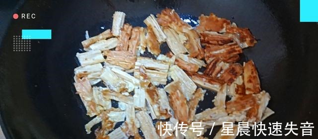 西红柿|木耳炒腐竹，香辣可口非常的下饭，看着太有食欲了！