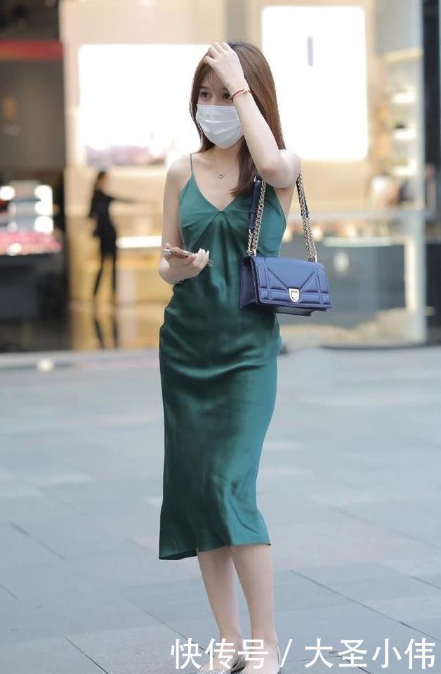 亮点|美女街拍:看完才知道30岁以后的才叫女人,这么穿亮点多,满满的青春风范