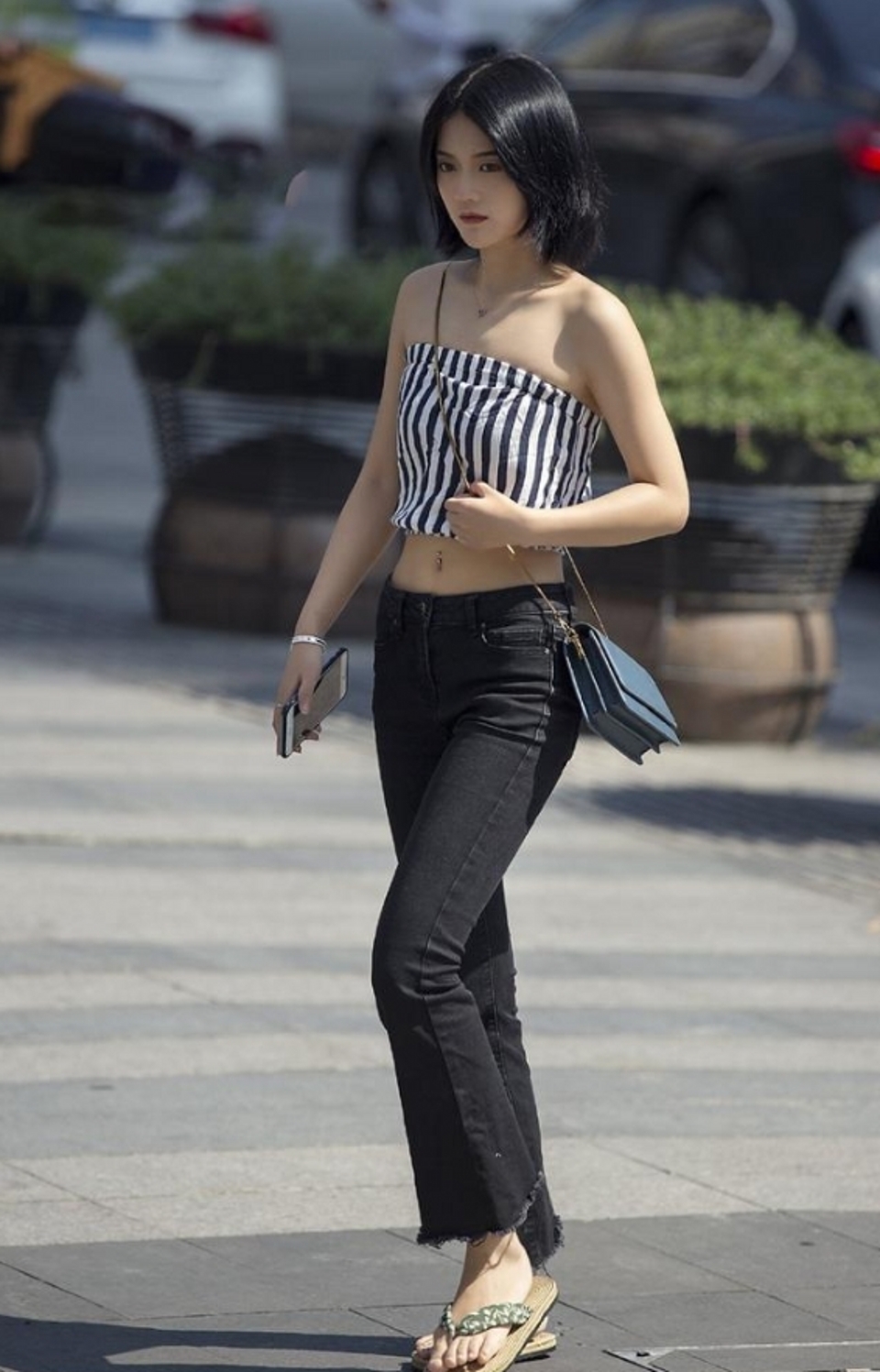 街拍,美女穿黑白竖条纹设计的抹胸上衣,尽显优雅范儿