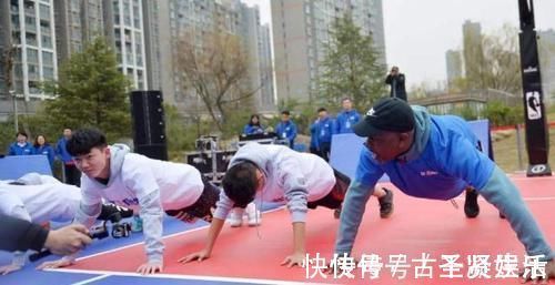 男人|男人做俯卧撑,多少才算标准,经常做俯卧撑,能带来什么好处