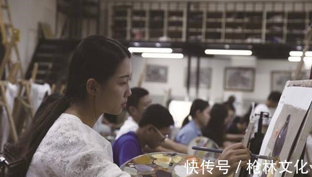 美术生@美术生画一半画不下去了，随意收尾堪称“神操作”，老师被逗笑