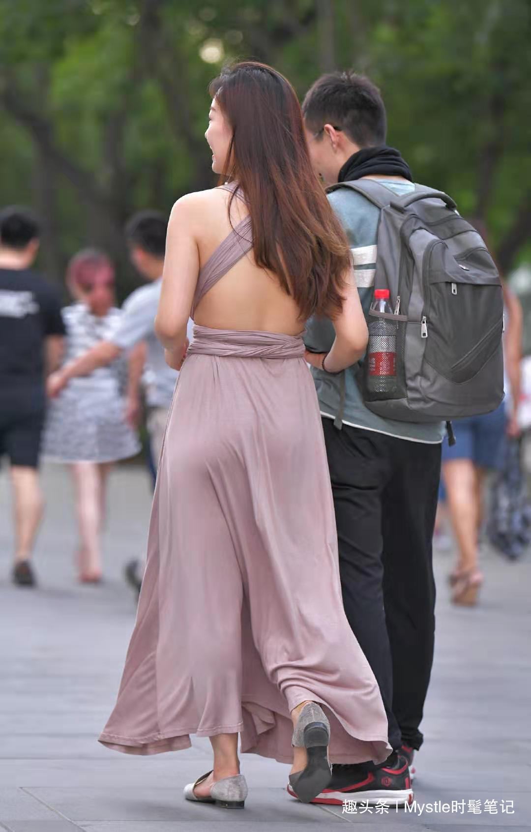 优雅 秋天这样穿美极了，挂脖连衣裙+平底鞋，显得优雅大气又知性迷人