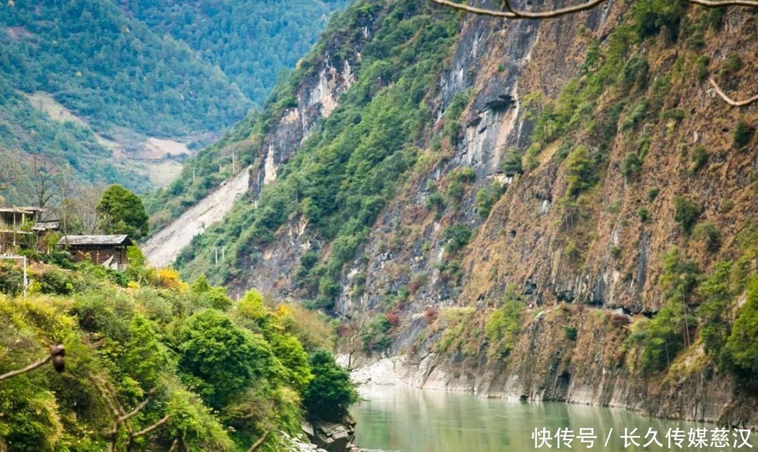 村寨|滇藏丙察察线起点，传说人神共居的地方，都住着哪方“神仙”