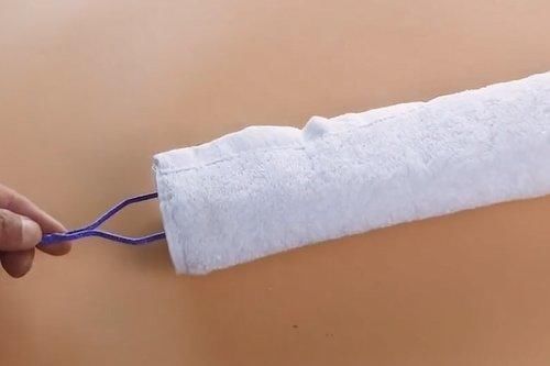 毛巾|穿旧的长丝袜别扔了,里面塞一条毛巾放在床上,作用真的太棒了