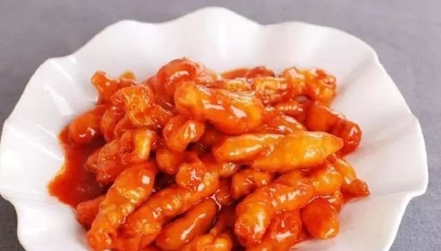 糖醋里脊色泽红亮,酸甜可口,最吸引人的是外焦脆,里软嫩的口感