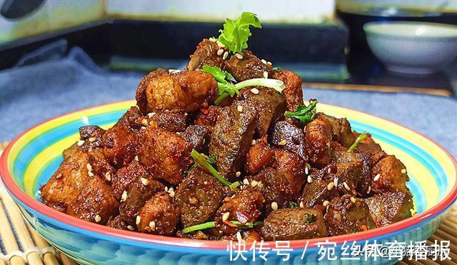 一日三餐|猪肝和瘦肉一起这样做出来，成菜香辣可口，营养好吃，下饭又下酒