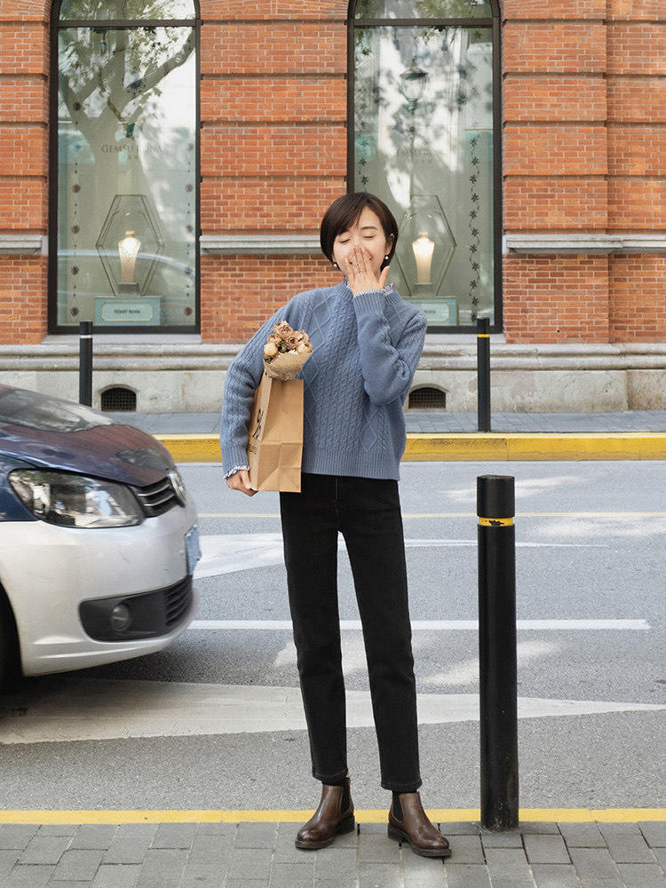 针织衫|秋冬知性内搭怎么穿?条纹衬衫+黑色直筒裤,保暖又百搭