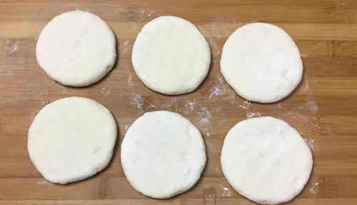 喜欢吃糖饼要关注了，老阿姨教你做红糖饼，好吃解馋，做法简单