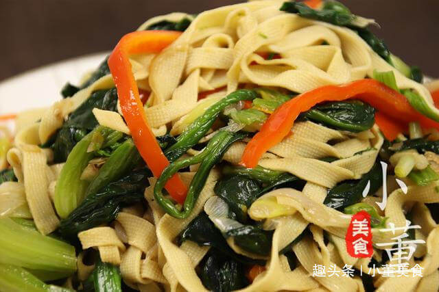 一道家常千张炒菠菜,清淡少油,步骤简单,特地道的农家菜