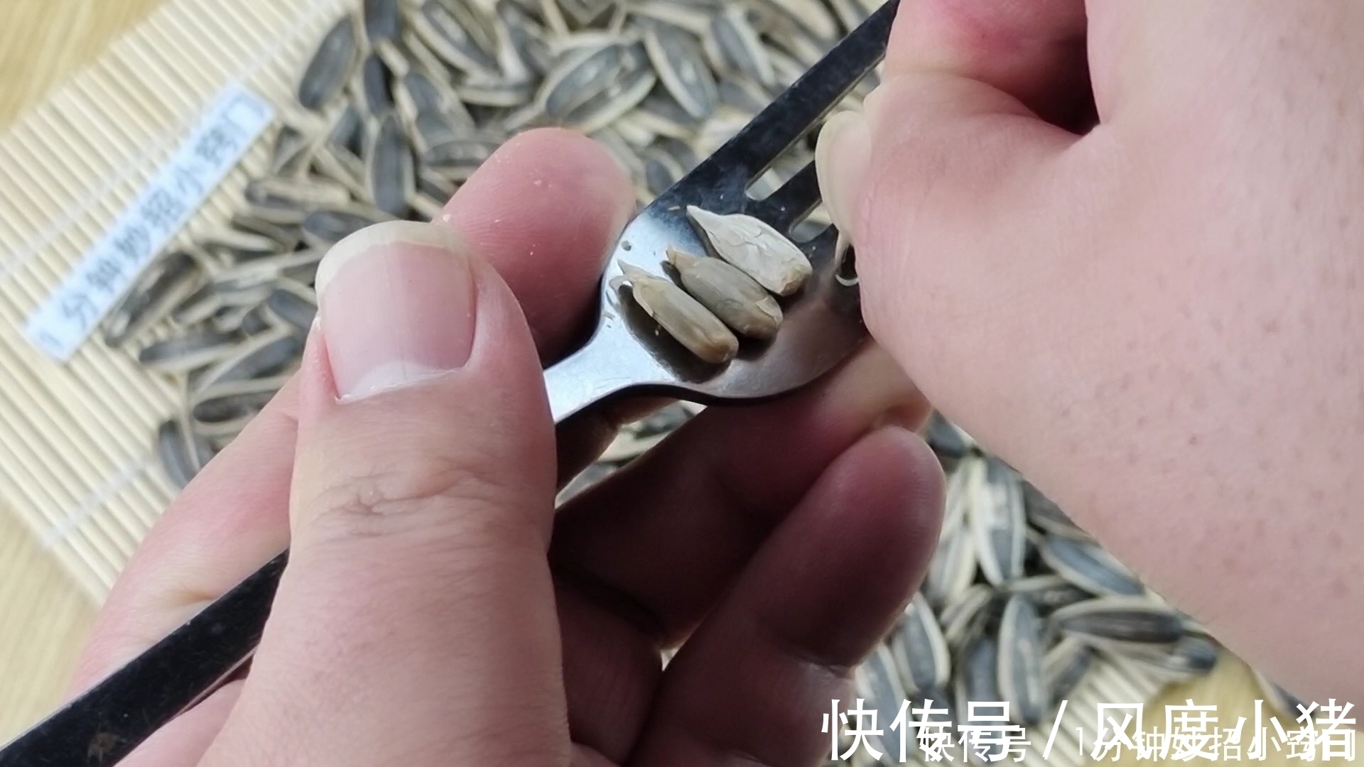 瓜子谁还用手剥?只需一个窗帘挂钩,分分钟剥一盘,不脏嘴不伤手