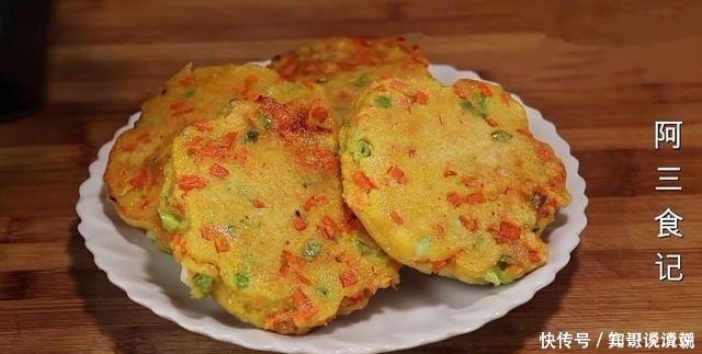 烙饼|玉米面里打2个鸡蛋，比吃肉还香，我家每次做一大盘，上桌就扫光