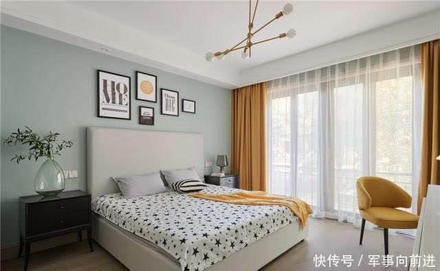 芒果|美式轻奢案例分享:客厅芒果黄色沙发、开放式厨房,全铜灯精致