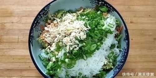 干面粉|天热宁可不吃红烧肉，也要吃包菜馅饼，不揉面不擀面，柔软鲜香