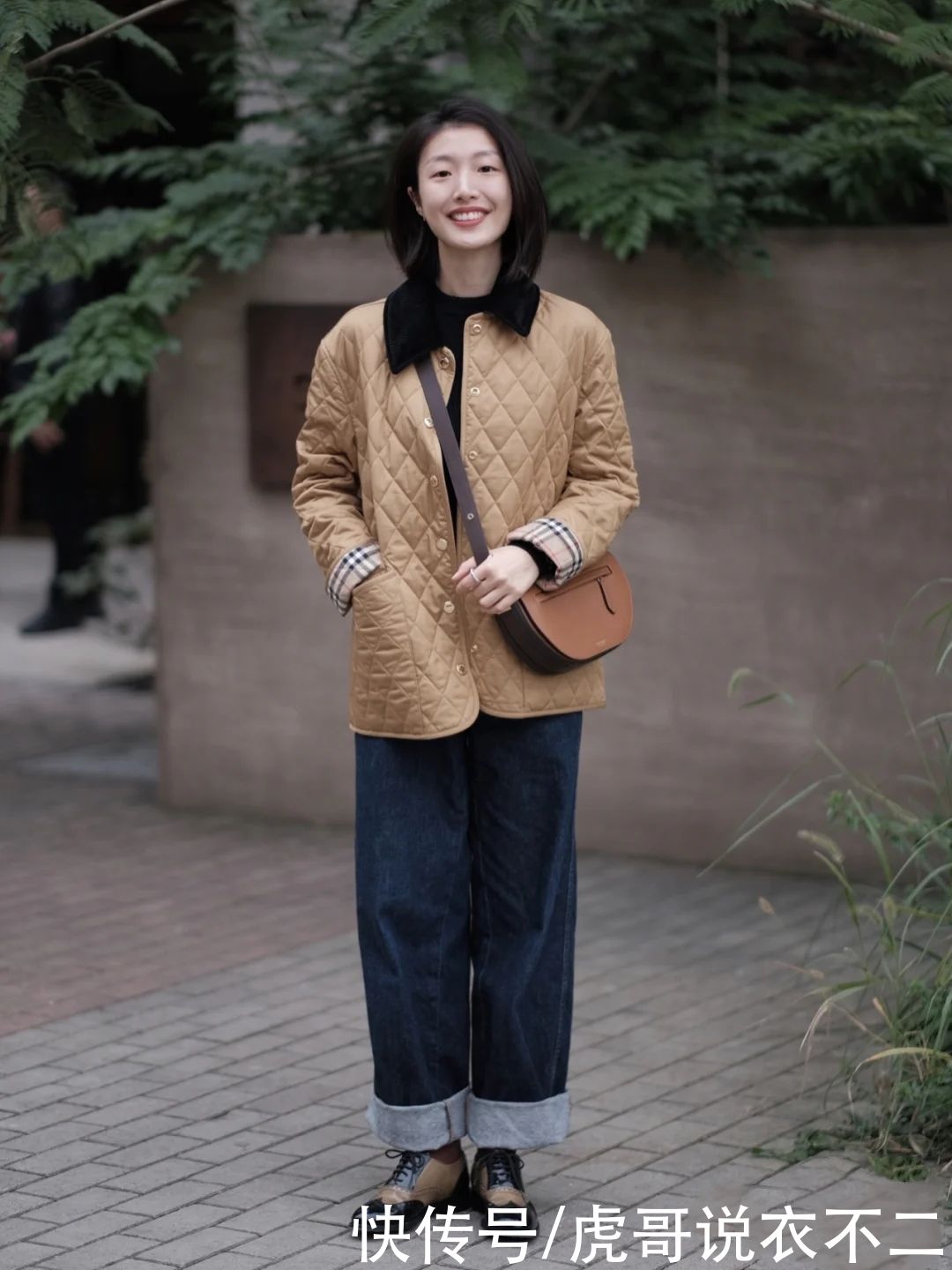 身高161的她，轻松将羽绒服穿得高挑又大气，原来全靠这3招