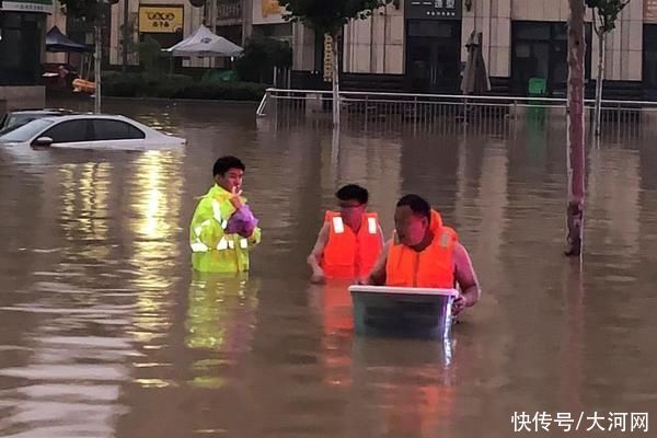 郑州金光路派出所:用彻夜长明警灯，引附近群众前来避难