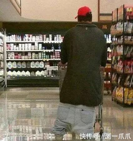 |搞笑GIF：看那双无处安放的小眼神，透出一股小沈阳的淡淡忧桑！