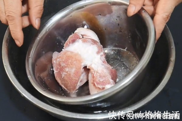 解冻猪肉时,别只会用水泡,30年大厨教你一招,5分钟快速解冻!