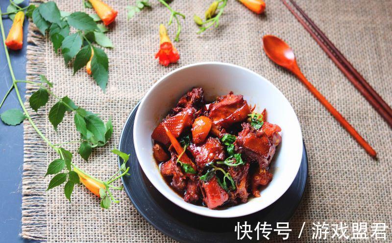 适合天冷吃的一道家常菜，配料方法简单，开锅浓香四溢