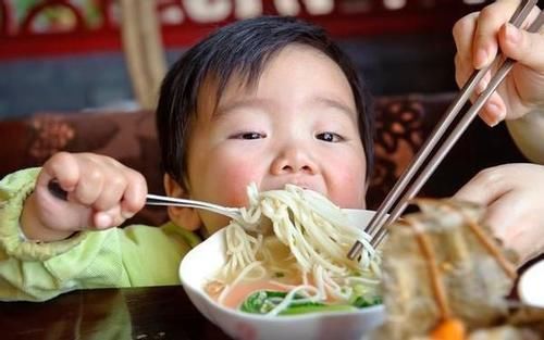 塑料袋|吃1次等于吃8个塑料袋！9岁男童积食不长个，只因这3种晚餐