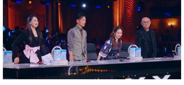 农村大叔用“破烂”表演,评委惊艳:邓紫棋落泪,谢霆锋登台点赞