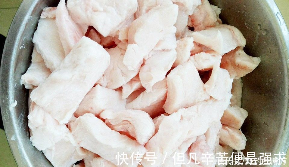 冬季|冬季钓鱼,开饵时加几滴油,饵料入水鱼儿抢着吃,附油的制作方法