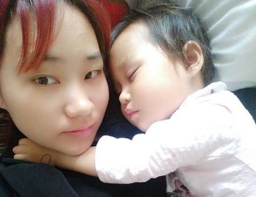 宝宝|“抱着睡得香,放下立刻醒”,许多宝妈无法应对,快看看这么做