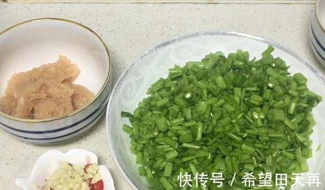 菜梗|7月，这碱性蔬菜可多吃，2块钱买1大捆，去叶留菜梗一炒，真爽脆！