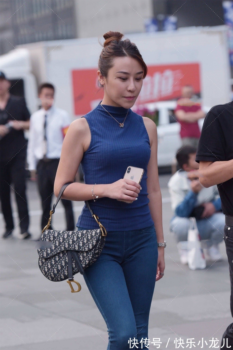 深蓝色|小姐姐看上去年龄不小了,但是看上去还是很有气质,源于她时尚的穿搭