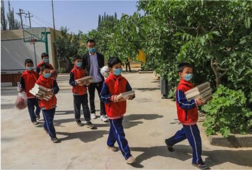 一小学教师给学生发作业本被处分，为师者要谨记：危险无处不在