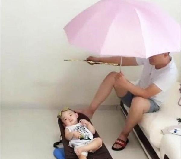 哄娃|爸爸在家带孩子，为了不让孩子哭想了个妙招，妈妈回来看到笑喷了
