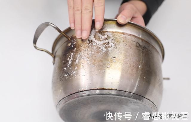 不锈钢锅的黄渍难清除？只需一招，不用任何洗涤剂，轻松去除黄渍