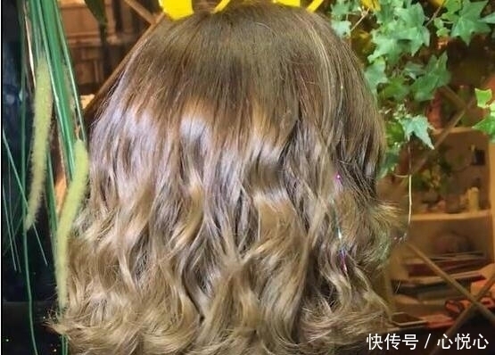 头发|头发太少的人,不建议留长发!剪短烫个蛋蛋卷,时尚还显女人味
