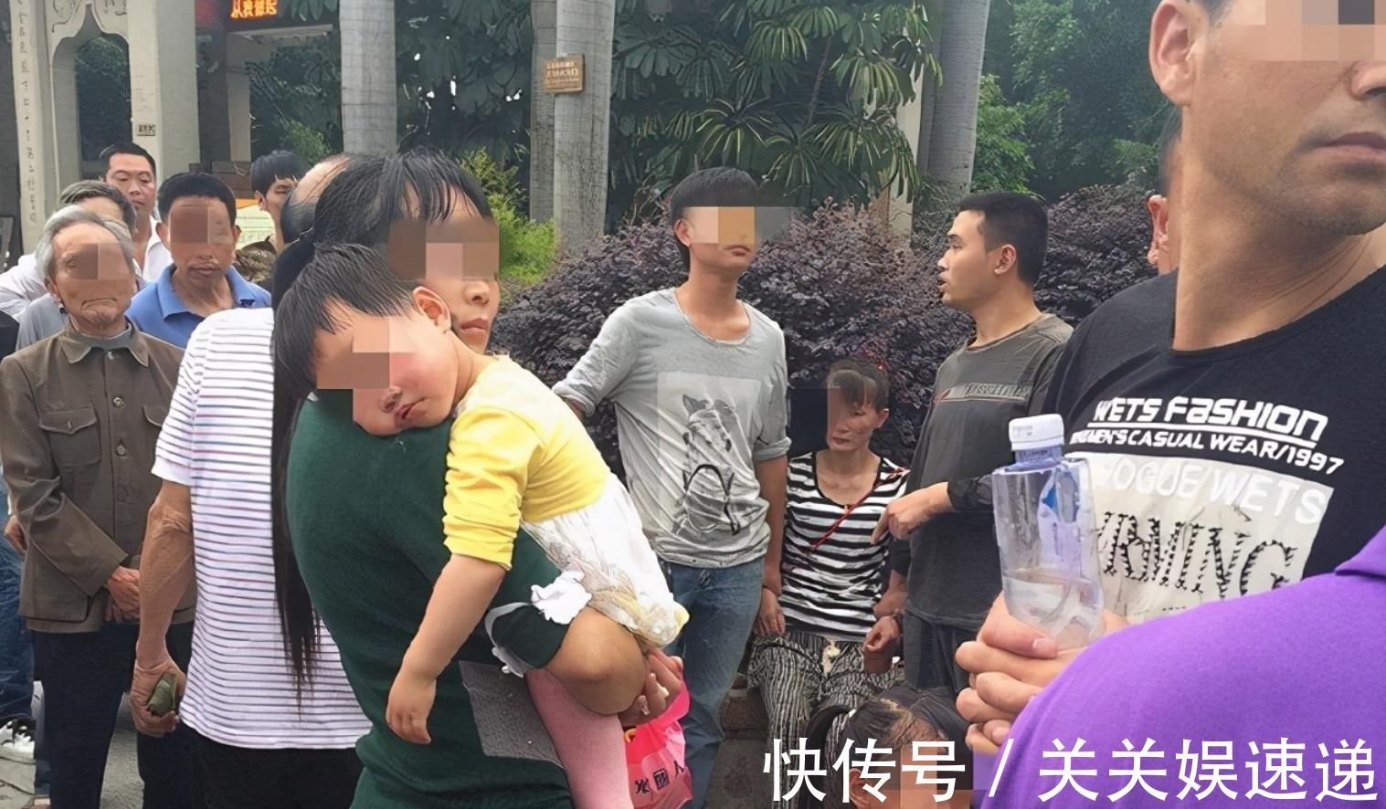 奶奶|2岁孩子被人贩子抱走,反诬陷奶奶是疯子,奶奶急中生智救回孩子