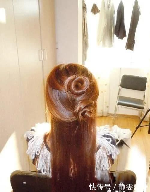 发型|2款简单的长发发型扎法,让你瞬间变得美丽动人