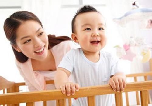 孩子|宝宝掉床后，聪明的家长决不立马抱起来，把握“黄金十秒”很关键