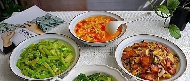 中午，买11块钱的菜，做了3菜1汤，在朋友圈火了，网友想来蹭饭